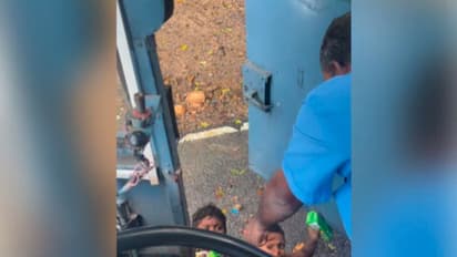 തെരുവിലെ കുട്ടികള്‍ക്ക് ബിസ്കറ്റുകള്‍ വിതരണം ചെയ്യുന്ന ബസ് ഡ്രൈവര്‍; വൈറലായി വീഡിയോ