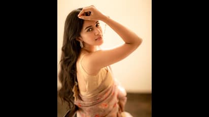 చీరకట్టులో చిన్నదాని చిరునవ్వులు.. క్యూట్ లుక్స్ తో మెస్మరైజ్ చేస్తున్న మృణాళిని 