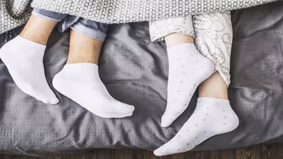 Sleeps in socks at night: இரவில் சாக்ஸ் அணிந்து  தூங்குபவரா நீங்கள்? இந்த எச்சரிக்கை உங்களுக்குத் தான்! 