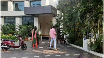 ബാറില് വച്ച് ഗുണ്ടാ സംഘങ്ങള് ഏറ്റുമുട്ടി; മൂന്ന് പേര്ക്ക് കുത്തേറ്റു, രണ്ട് പേരുടെ നിലഗുരുതരം