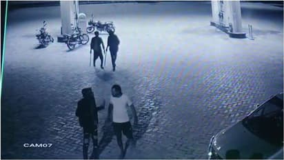 राजस्थान में बदहाल कानून व्यवस्था: नशे में चूर बदमाशों ने पेट्रोल पंप सेल्समैन पर बरसाए डंडे, देखे शॉकिंग CCTV