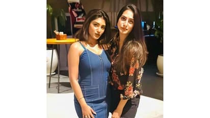 Surekhavani: కూతురితో కలిసి సురేఖవాణి రచ్చ.. థైస్‌ షోలో పోటీపడ్డా తల్లికూతురు.. నెటిజన్లు నెట్టింట గోల..