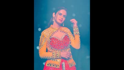 లెహంగా చోళీలో కట్టిపడేస్తున్న అరియానా అందాలు.. గ్లామర్ మెరుపులతో కేక పెట్టిస్తున్న ‘బిగ్ బాస్’ బ్యూటీ! 