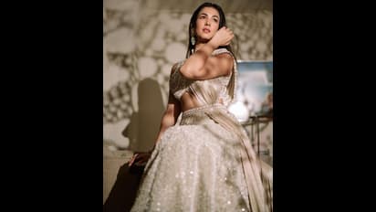 స్లీవ్‌లెట్‌ బ్లౌజ్‌ ధరించి బాలయ్య హీరోయిన్‌ బ్లాస్టింగ్‌ పోజులు.. రాజహంసలా హోయలు పోతూ మైండ్‌ బ్లాక్‌