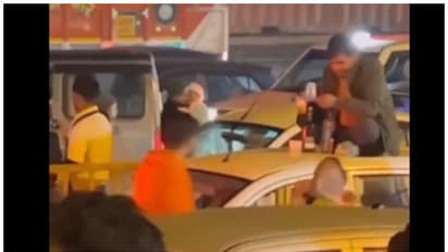 ట్రాఫిక్ రద్దీలోనూ కారు పైకప్పు పై కూర్చుని పెగ్గేస్తున్న మందుబాబు.. వైరల్ వీడియో ఇదే