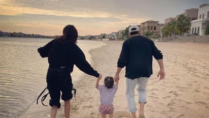 Picture Of The Day: विराट-अनुष्का की यह फोटो हो गई वायरल, कितनी खुश दिख रही है वामिका