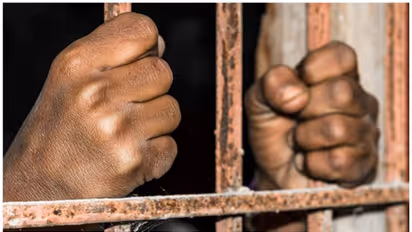 ಜೈಲಿನಲ್ಲೇ ಇದ್ದ ಕೊಲೆ ಆರೋಪಿಗಾಗಿ 20 ವರ್ಷ ಹುಡುಕಾಡಿದ ಪೊಲೀಸರು..!  