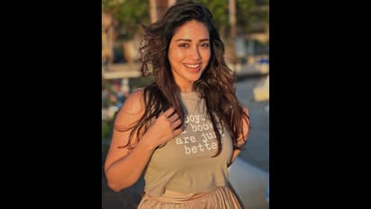 బరువైన పరువాలతో టెంప్ట్ చేస్తున్న నివేతా పేతురాజ్‌.. బాయ్స్ గురించి ఇంట్రెస్టింగ్‌ కామెంట్‌.. కుర్రాళ్లు రచ్చ