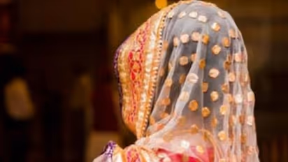 മൂടുപടം ഉയർത്തിയതോടെ അമ്പരന്ന് 22കാരൻ, വിവാഹ വേഷത്തിൽ മുന്നിലെത്തിയത് വധുവിന്റെ അമ്മ, പരാതി