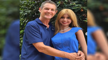 54 साल के शख्स को मिल गई ये खूबसूरत 'सुंदरी', फिजिकल रिलेशनशिप के एहसास को खुलकर बताया