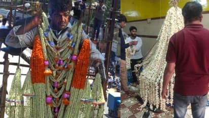 அடேங்கப்பா... துணிவு பட கட்-அவுட்டுக்கு 7 லட்சம் செலவில் பிரம்மாண்ட மலர் மாலை..! மாஸ் காட்டும் அஜித் ரசிகர்கள்