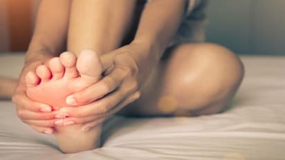 కాళ్లు ఊపే అలవాటు ఉందా? అయితే ఈ సమస్యలు తప్పవు..!