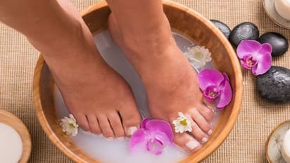 పాదాలు అందంగా మెరిపించే బ్యూటీ ట్రిక్స్...!