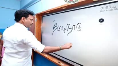 ஆளுநரின் தமிழ்நாடு சர்ச்சைக்கிடையே அமைச்சர் அன்பில் மகேஸ் பொய்யாமொழி செய்த காரியம்... வைரலாகும் புகைப்படம்!!
