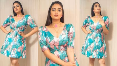 Sreemukhi: ఫ్యాను గాలి తగిలిందా పాప పరువు గోవిందా... చాలీచాలని గౌనులో స్టార్ యాంకర్ శ్రీముఖి కొంటె ఫోజులు!