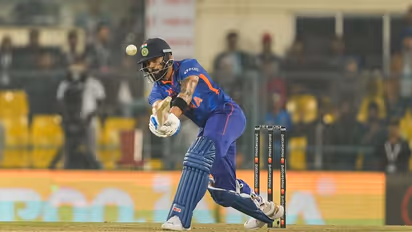 కోహ్లీ అక్కడున్నది కఠిన పరిస్థితుల్లో రన్స్ చేయడానికి..  ఇలా ఆడితే..! గంభీర్ షాకింగ్ కామెంట్స్ 