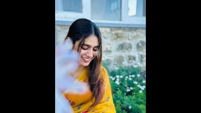 ప్రియా ప్రకాశ్ చేతినిండా సినిమాలే.. అయినా ఏం లాభం.. చీరకట్టులో మెస్మరైజ్ చేస్తున్న మలయాళీ భామ!  