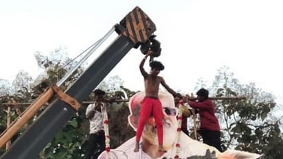 அஜித்திற்கு பிரமிக்க வைக்கும் பேனர்கள்! அலகு குத்தி கிரேன் மூலம் கட்டவுட்டுக்கு பாலபிஷேகம்! வைரல் போட்டோஸ்.!