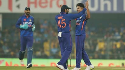 శనక ఒంటరిపోరాటం.. టీమిండియా ఆల్ రౌండ్  ప్రదర్శన.. తొలి వన్డేలో రోహిత్ సేన ఘన విజయం