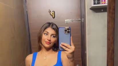 உள்ளாடை போன்ற டைட் உடையில்... திகட்ட திகட்ட கவர்ச்சியில் செல்ஃபி எடுத்து கொள்ளும் யாஷிகா! ஹாட் போட்டோஸ்!