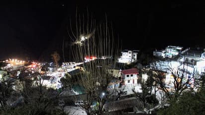 जोशीमठ संकट: बढ़ती जा रही दरारें, रोते-बिलखते और विरोध करती भीड़ के बीच JCB का एक्शन जारी