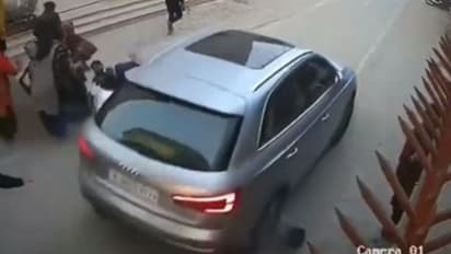 സഹോദരിയുടെ കുടുംബപ്രശ്നം പരിഹരിക്കാനെത്തി, കയ്യേറ്റം; യുവാവ് ഓടിച്ച ആഡംബര കാര് സ്കൂട്ടറിനെ ഇടിച്ചിട്ടു