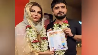 इधर मां अस्पताल में भर्ती उधर राखी सावंत ने रचाई शादी, Wedding Photos देख लोगों ने मारे ताने