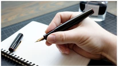 'നിന്നെ മിസ് ചെയ്യും'; എട്ടാം ക്ലാസ് വിദ്യാർത്ഥിനിക്ക് പ്രണയ ലേഖനം നൽകി 47കാരനായ അധ്യാപകൻ; കേസെടുത്ത് പൊലീസ്