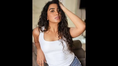 శివాత్మిక రాజశేఖర్‌ బోల్డ్‌ అవతార్‌.. షర్ట్ లేకుండా రెచ్చిపోయిన స్టార్‌ కిడ్‌.. ఈషాకి హాట్‌ కిస్‌.. వైరల్‌