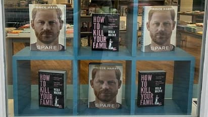 'നിങ്ങളുടെ കുടുംബത്തെ എങ്ങനെ കൊല്ലാം?' തൊട്ടടുത്ത് ഹാരിയുടെ ആത്മകഥ; വൈറലായി ബുക്ക് ഷോപ്പിൽ നിന്നുള്ള ചിത്രം