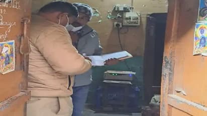 3 दिन से घर के बाहर नहीं निकले थे पति-पत्नी, वाराणसी पुलिस ने दरवाजा तोड़कर देखा तो खौफनाक सच आया सामने
