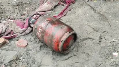 ಹುಬ್ಬಳ್ಳಿ ಸಿಲಿಂಡರ್ ಸ್ಫೋಟ: ಪುತ್ರನಿಗೆ ತಿಳಿದಿಲ್ಲ ಅಪ್ಪನ ಸಾವು!