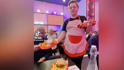 വിളമ്പിയ ഭക്ഷണത്തിൽ കൈയ്യിട്ട് വനിതാ സപ്ലെയർ; വീഡിയോ വൈറല്‍