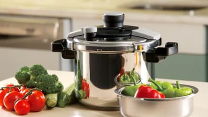 வேலை ஈஸினு குக்கரில் இந்த '5' உணவுகளை  சமைக்குறீங்களா? இந்த தவறை பண்ணாதீங்க!!