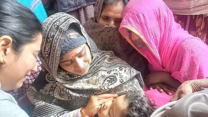 'एक बार हंस दो बेटा... बाद में फिर सो जाना' मासूम के शव को लेकर बैठी रही मां, कहा- देखना अभी उठकर गले लगेगा