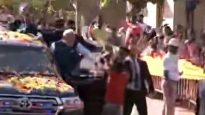 ಬ್ಯಾರಿಕೇಡ್ ಹಾರಿ ಮೋದಿ ಕಾರಿನತ್ತ ನುಗ್ಗಿದ ಬಾಲಕ, ಹುಬ್ಬಳ್ಳಿ ರೋಡ್ಶೋ ವೇಳೆ ಭದ್ರತಾ ವೈಫಲ್ಯ!