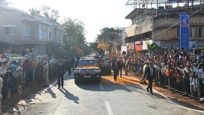 PM Modi in Hubballi: जोश-उत्साह से लबरेज लोगों ने गर्मजोशी से किया प्रधानमंत्री का स्वागत, हर ओर मोदी के नारे