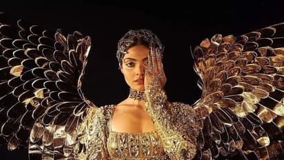 தேசிய ஆடை போட்டியில் அசத்திய இந்தியா… தங்கப்பறவை போல காட்சியளிக்கும் திவிதா ராய்!!