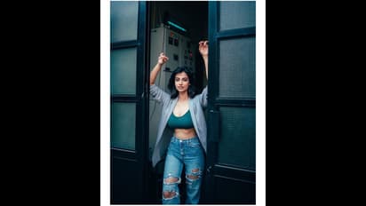 ఉప్పొంగుతున్న పరువాలతో హిట్ బ్యూటీ దండయాత్ర, కుర్రాళ్లపై కనికరం లేదా.. మీనాక్షిని చూస్తే హార్ట్ గల్లంతే 