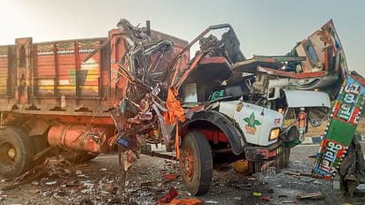 महाराष्ट्र के नासिक में तेज रफ्तार बस के ट्रक से टकराने पर 10 की मौत, CM ने दिए जांच के आदेश