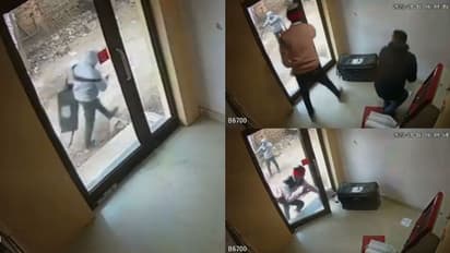 എടിഎമ്മിൽ പണം നിറയ്ക്കാനെത്തിയ സംഘത്തെ ആക്രമിച്ച് കവർച്ച; ദില്ലിയിലെ ദൃശ്യങ്ങൾ പുറത്ത്