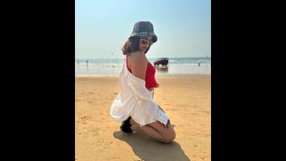 బీచ్ లో ‘ఢీ’ భామ స్టన్నింగ్ స్టిల్స్.. గ్లామర్ విందుతో మెస్మరైజ్ చేస్తున్న యంగ్ బ్యూటీ!