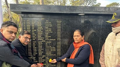 शहीद बेटों को श्रद्धांजलि देने शौर्यस्थल पहुंचे परिजन तो डबडबा गई आंखें, किसी तरह रोक पाएं आंसू