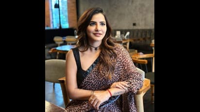 చీర కట్టిన చిరుతపులిలా ఉన్న ఆషురెడ్డి.. స్లీవ్‌ లెస్‌ బ్లౌజ్‌లో ఆ పోజు ఇచ్చింది చూడూ.. కిర్రాక్