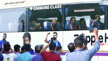 குட்லக் டீம் இந்தியா: ராய்பூரில் உற்சாக வரவேற்பு: வீரர்களைக் கண்டு துள்ளிக் குதித்த ரசிகர்கள்!