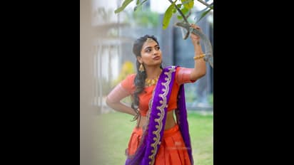 లెహంగా వోణీలో కట్టిపడేస్తున్న ‘బిగ్ బాస్’ హారిక.. ట్రెడిషనల్ వేర్ లోనూ మతిపోగొట్టేలా పోజులు! 