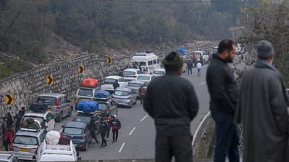 बर्फबारी ने लगाया जम्मू-श्रीनगर NH पर लंबा जाम, कई घंटे बाद आगे बढ़े व्हीकल्स, अब जानिए आगे क्या?