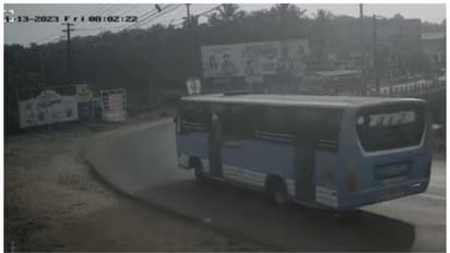 പാലക്കാട്ട് ഓടുന്ന ബസിൽ നിന്ന് റോഡിലേക്ക് തെറിച്ചു വീണ് വിദ്യാർത്ഥിക്ക് പരിക്ക്