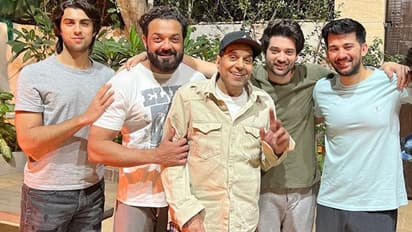 धर्मेन्द्र ने बॉबी और 3 पोतों के साथ मनाई लोहड़ी, वायरल फोटो देख लोग बोले- अपने तो अपने होते हैं