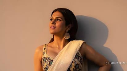 నడుము వొంపులు, నాభీ అందాలతో కవ్విస్తున్న శ్రద్ధా దాస్..  చీరకట్టి మతిపోగొడుతున్న గ్లామర్ బ్యూటీ! 